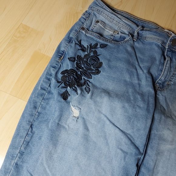 Jordache Distressed High Rise Black Floral Embroidered Jeans - Picture 5 of 10